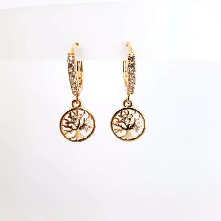 ARGOLA CRAVEJADA COM MICROZIRCÔNIAS CRISTAL COM ÁRVORE DA VIDA PENDURADA