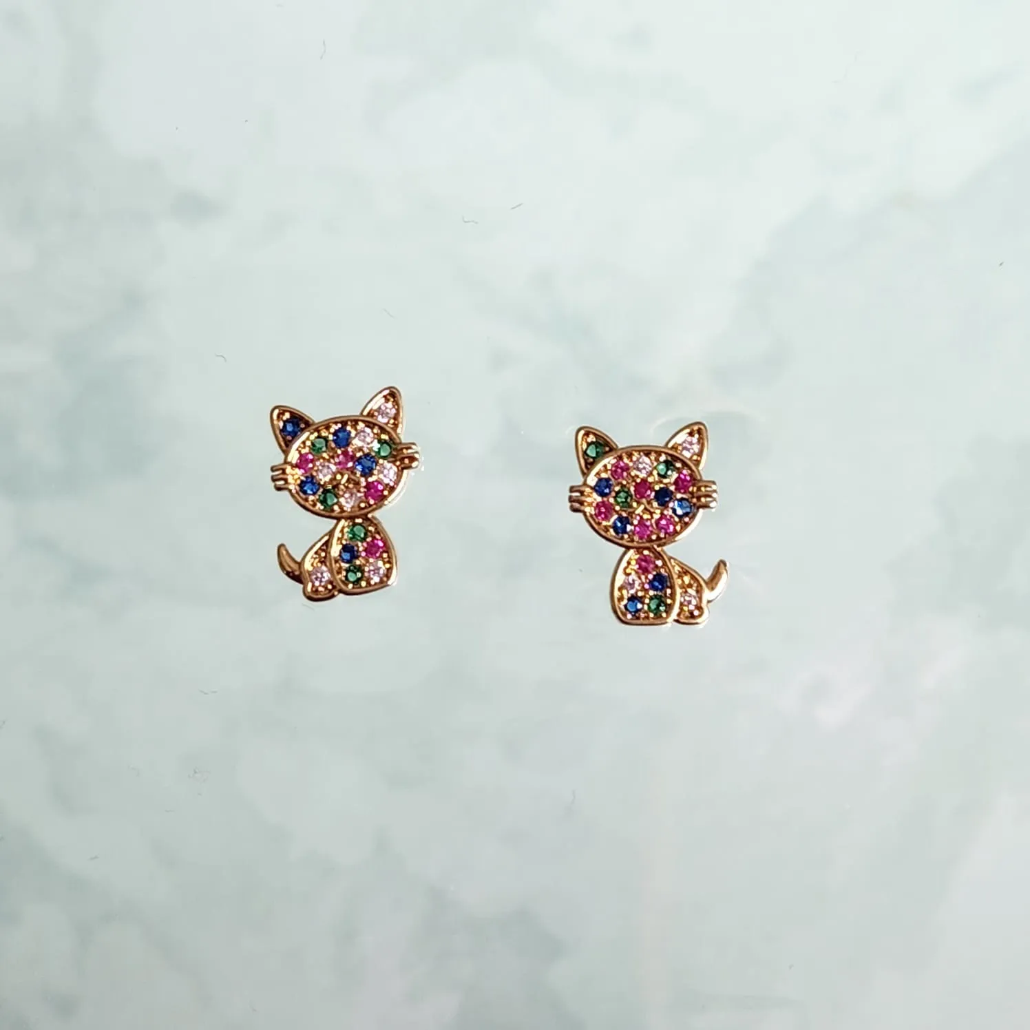 BRINCO DOURADO GATO CRAVEJADO EM MICROZIRCÔNIAS MULTICOLORIDAS