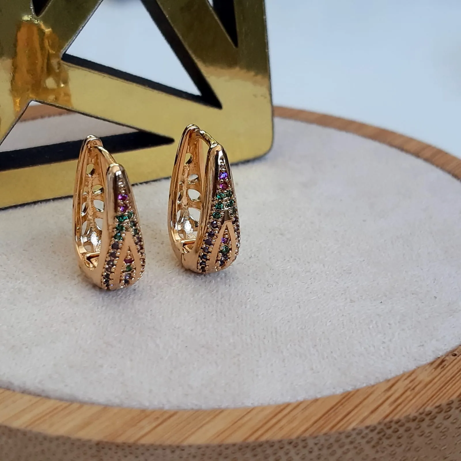 ARGOLA DOURADA CRAVEJADO EM MICROZIRCÔNIAS MULTICOLORIDAS