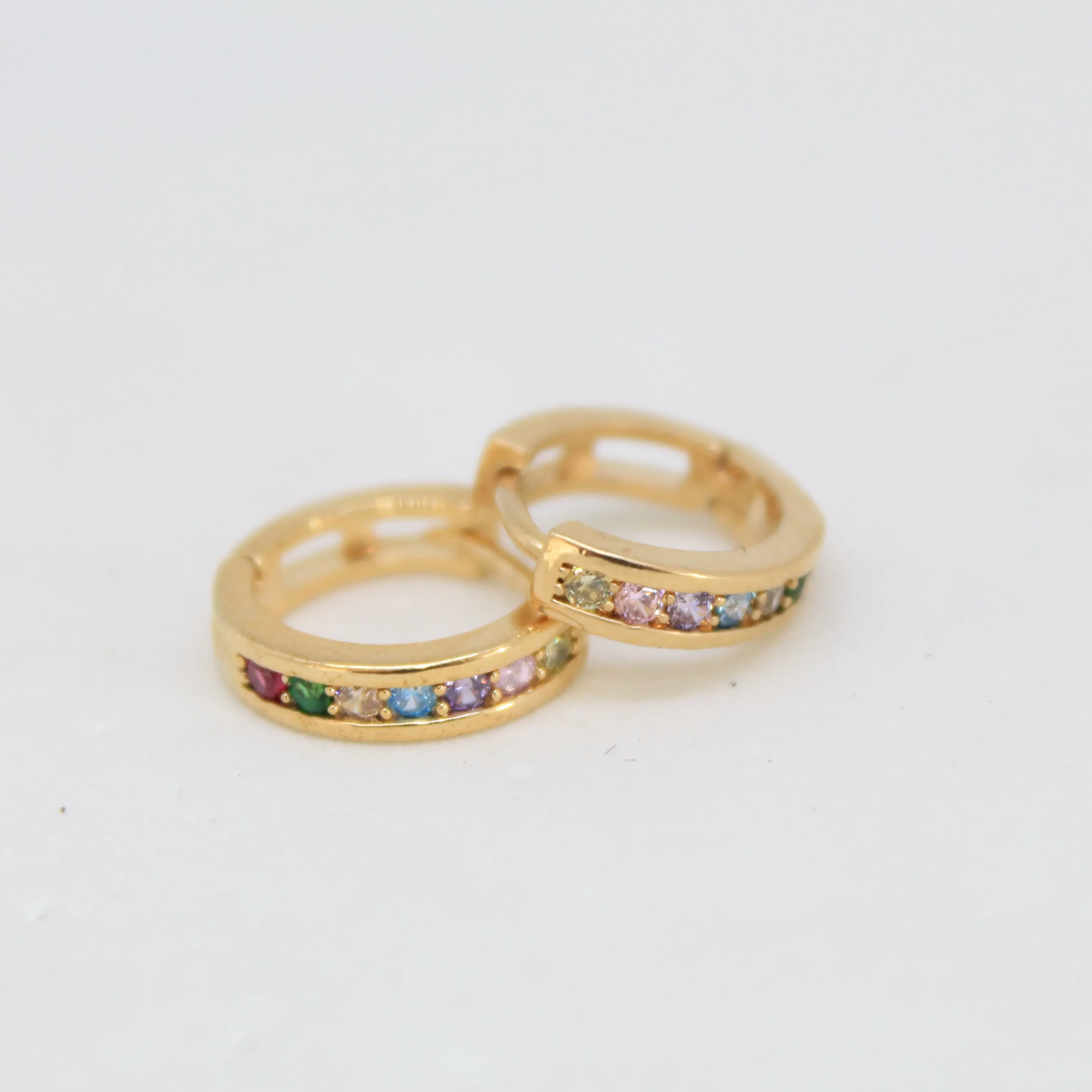 ARGOLINHA DOURADA CRAVEJADA MICROZIRCÔNIAS MULTICOLORIDAS