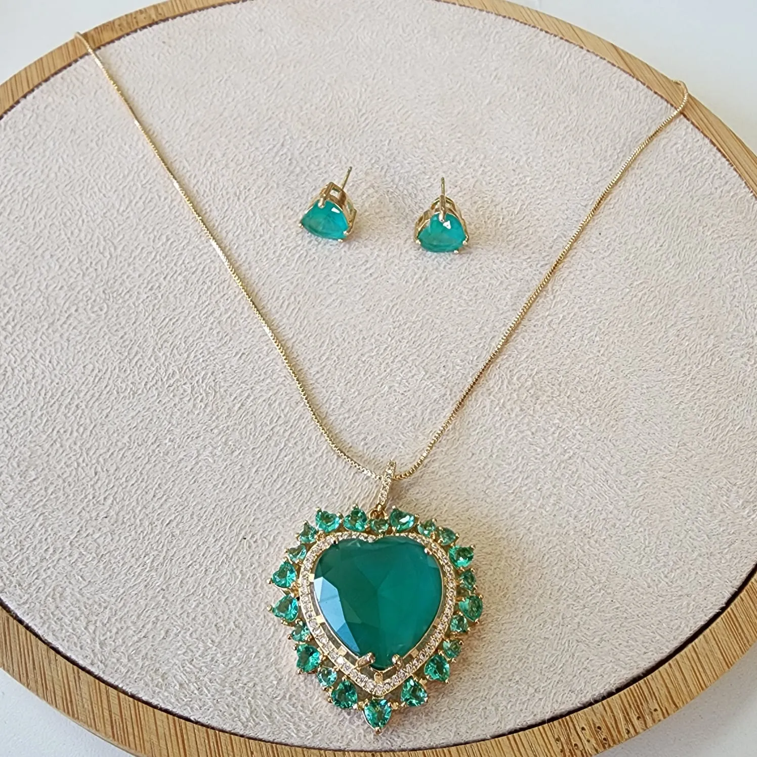 CONJUNTO CORAÇÃO ZIRCÔNIA CRAVEJADO EM MICROZIRCÔNIAS CRISTAL E ZIRCÔNIA PRASIOLITA