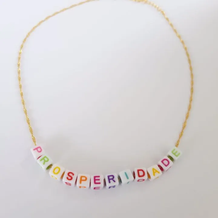 COLAR CORRENTE SINGAPURA COM LETRAS COLORIDAS PROSPERIDADE