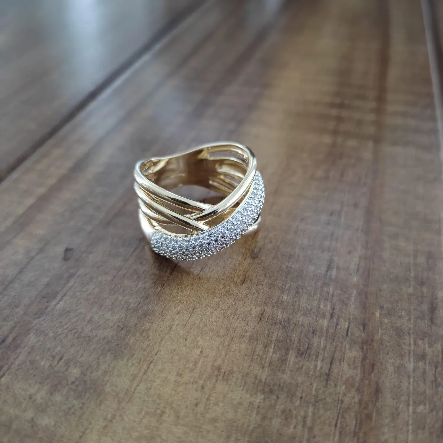 ANEL DOURADO TRANÇADO CRAVEJADO EM MICROZIRCÔNIAS CRISTAL