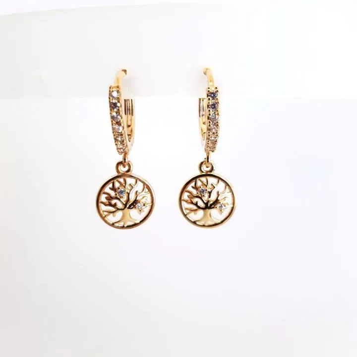 ARGOLA CRAVEJADA COM MICROZIRCÔNIAS CRISTAL COM ÁRVORE DA VIDA PENDURADA