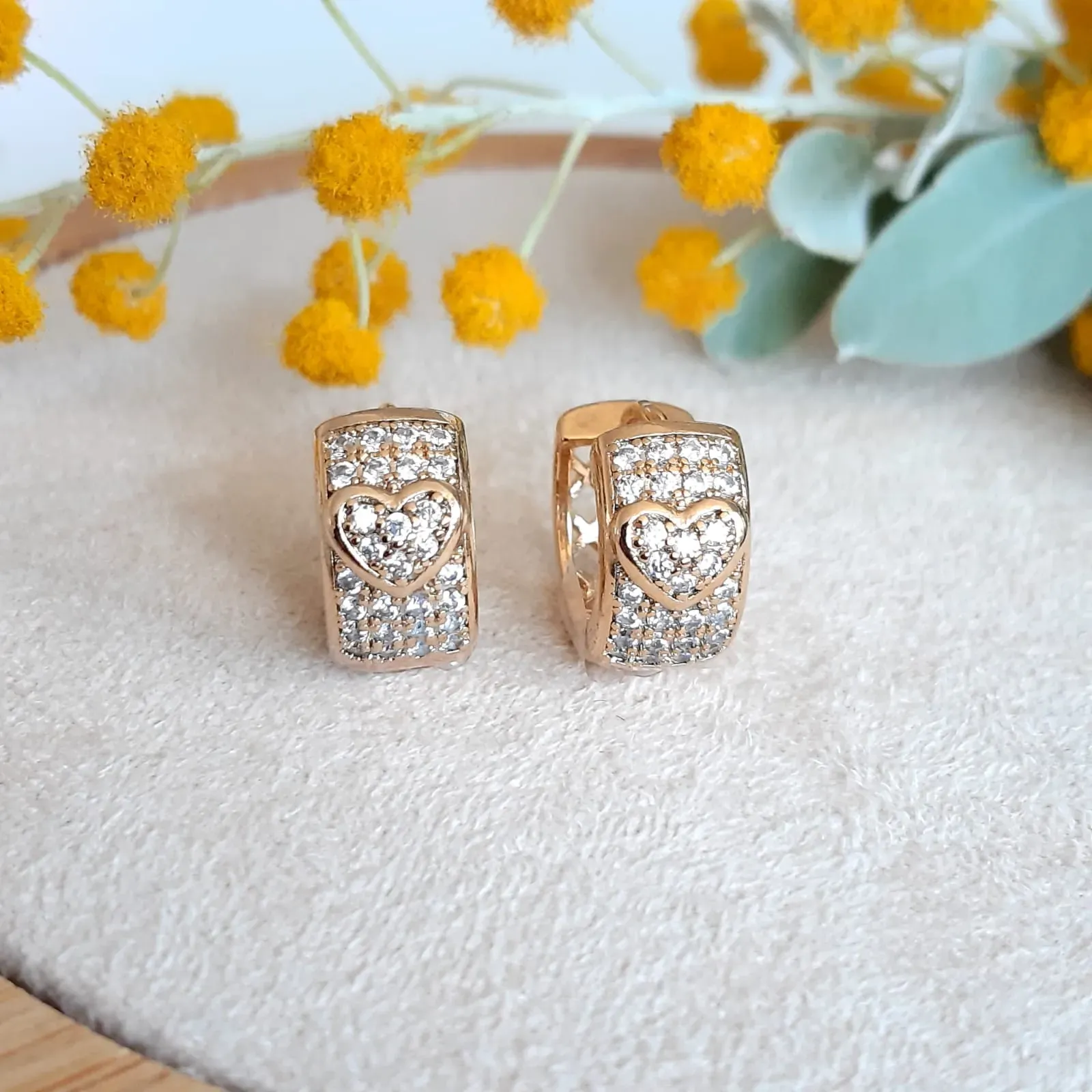 ARGOLA CRAVEJADA COM MICROZIRCÔNIAS CRISTAL DETALHE DE CORAÇÃO, DUAS FORMAS DE USO