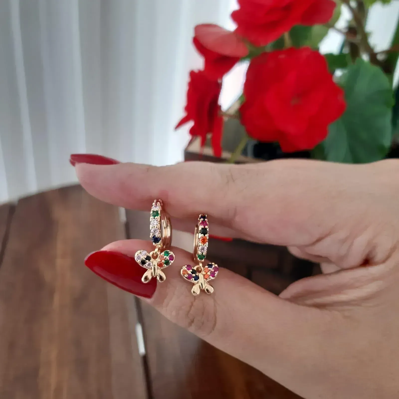 ARGOLINHA DOURADA BORBOLETA CRAVEJADA EM MICROZIRCÔNIAS MULTICOLORIDAS