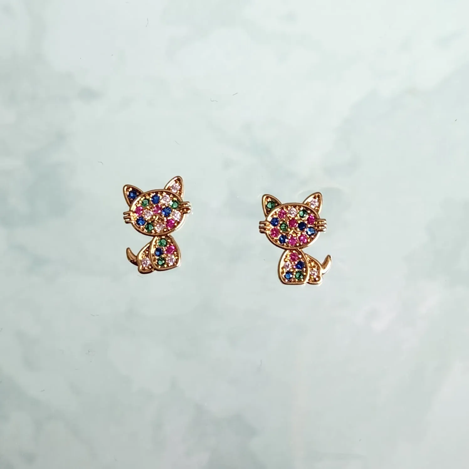 BRINCO DOURADO GATO CRAVEJADO EM MICROZIRCÔNIAS MULTICOLORIDAS