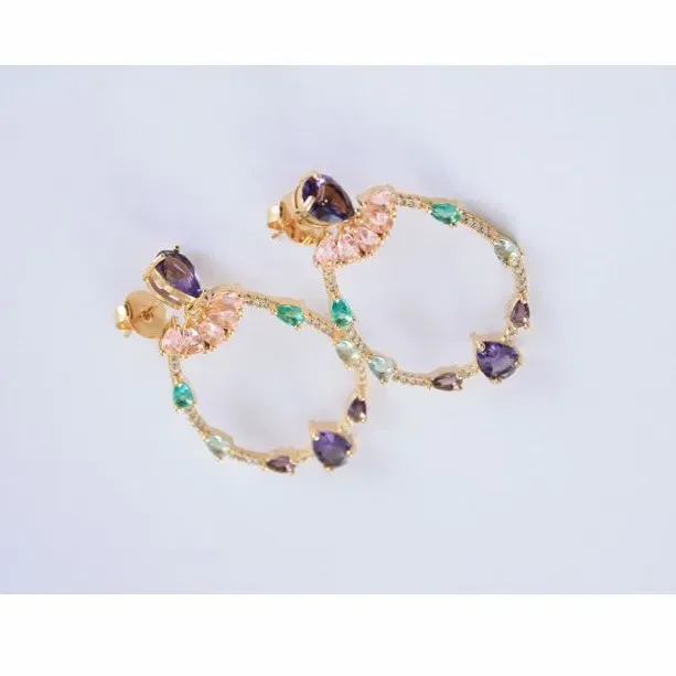 BRINCO FESTA DOURADO CRAVEJADO MICROZIRCÔNIAS CRISTAL COM PEDRAS MULTICOLORIDAS