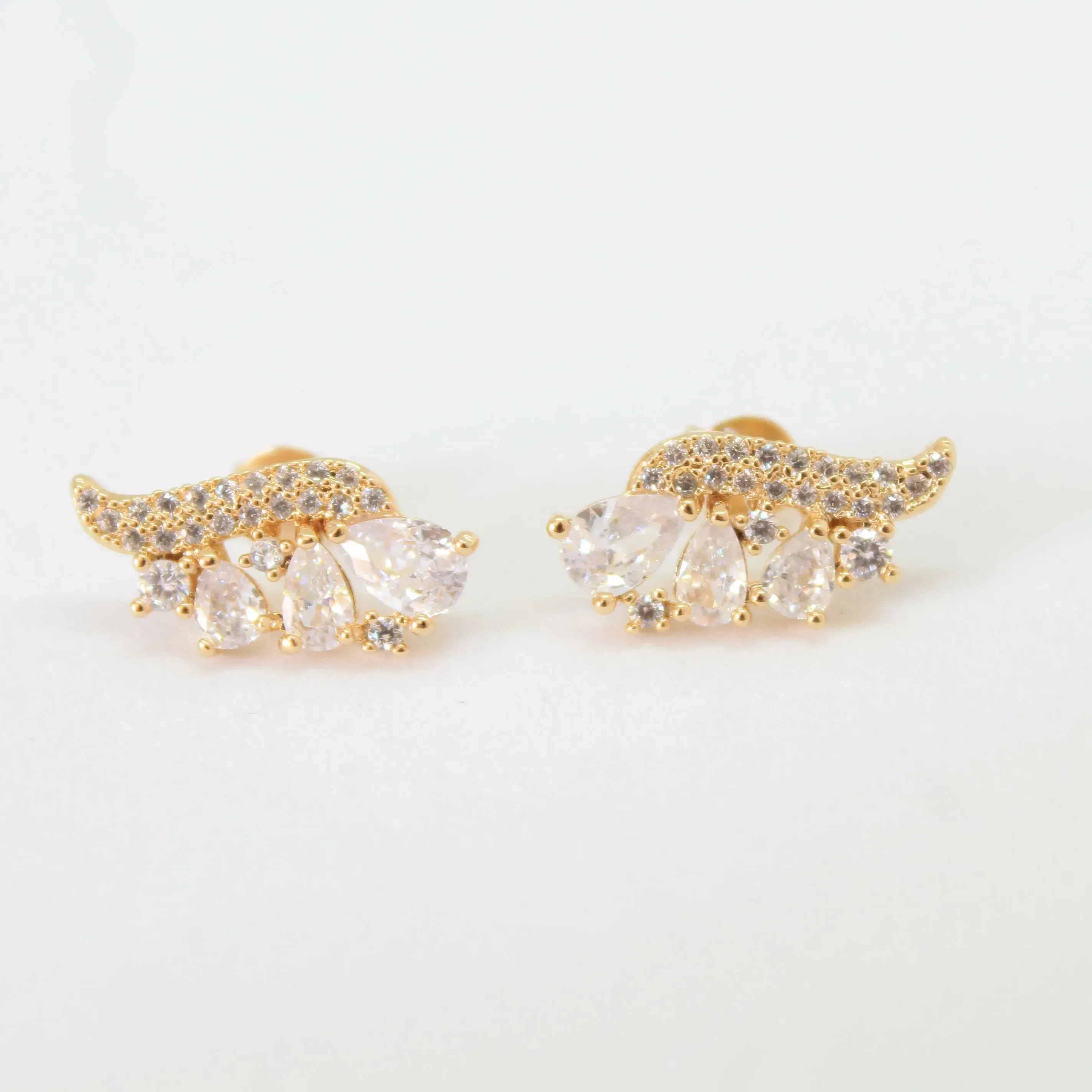 EAR CUFF  ZIRCÔNIA CRISTAL CRAVEJADO EM MICROZIRCÔNIAS CRISTAL