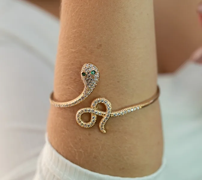 BRACELETE COBRA CRAVEJADA EM ZIRCÔNIAS