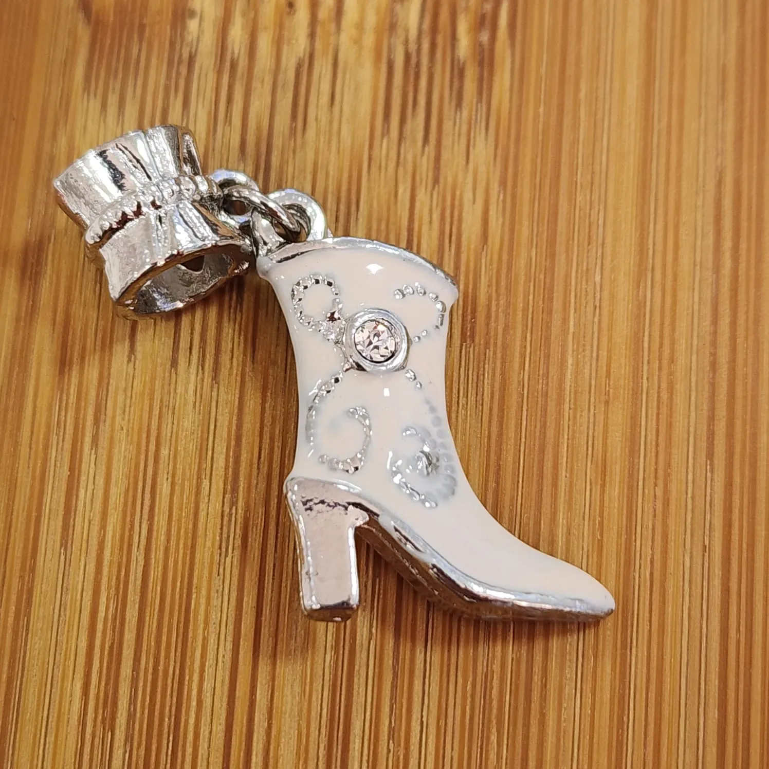 BERLOQUE RÓDIO BRANCO TEXANA RESINA ROSA CLARO CRAVEJADO COM MIROZIRCÔNIAS CIRSTAL