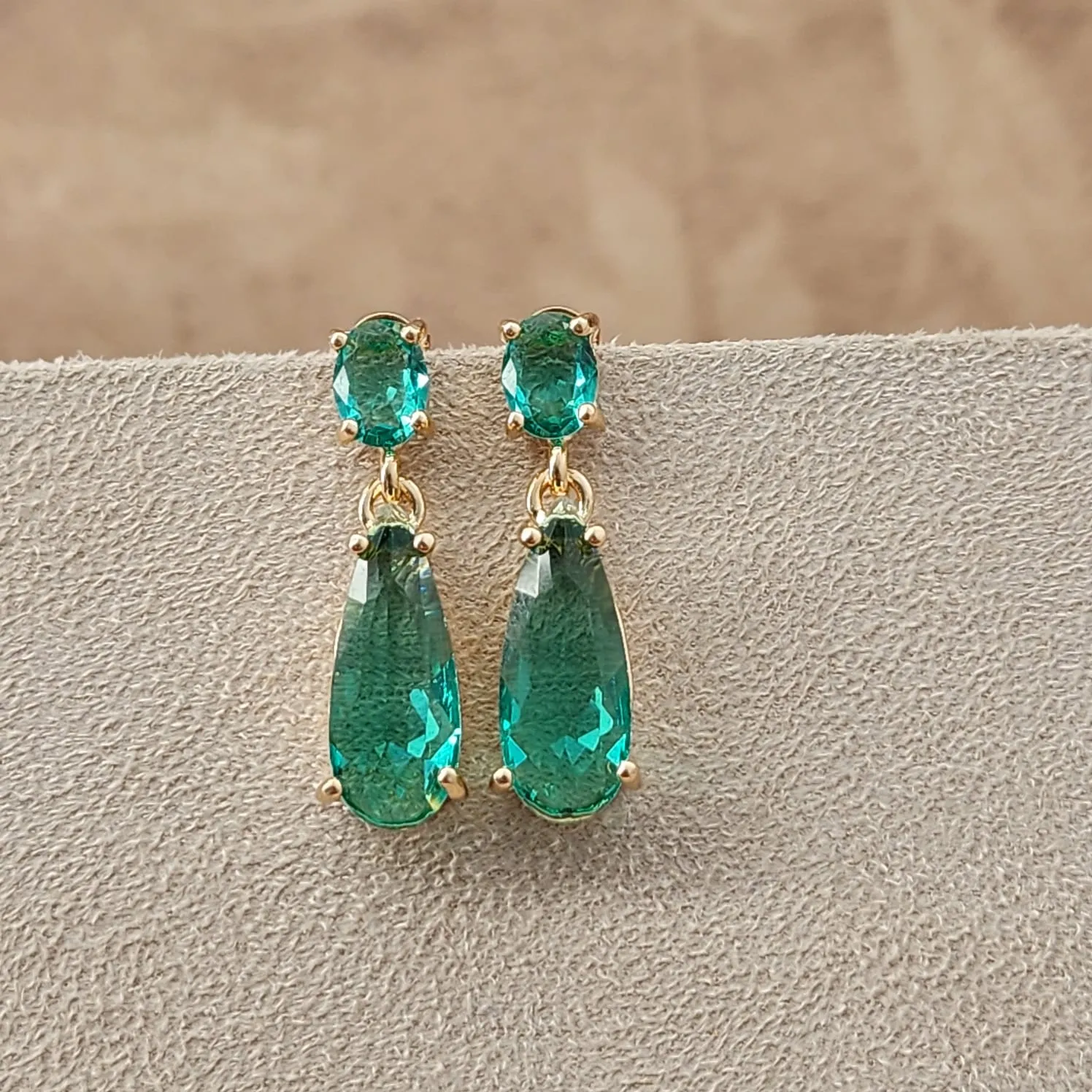 BRINCO DOURADO PEDRAS GOTA ESMERALDA