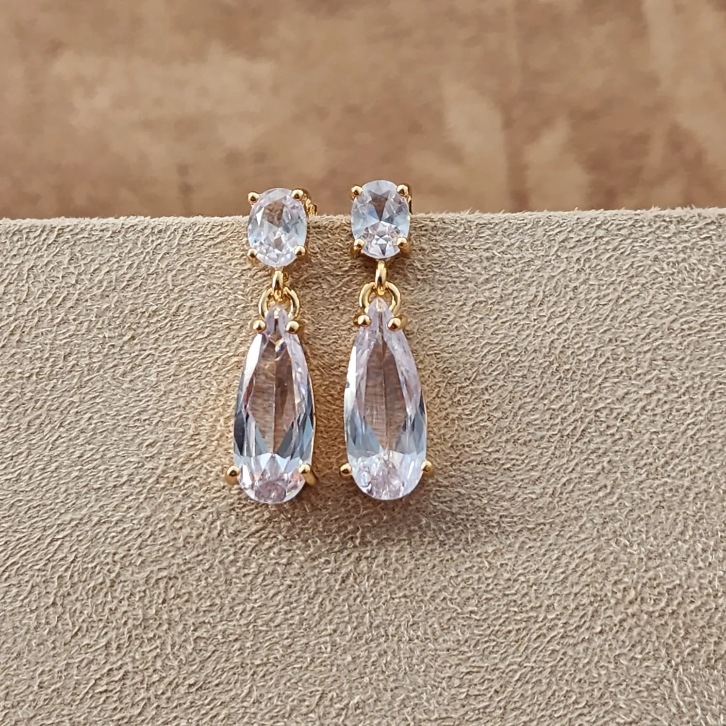 BRINCO DOURADO PEDRAS GOTA CRISTAL