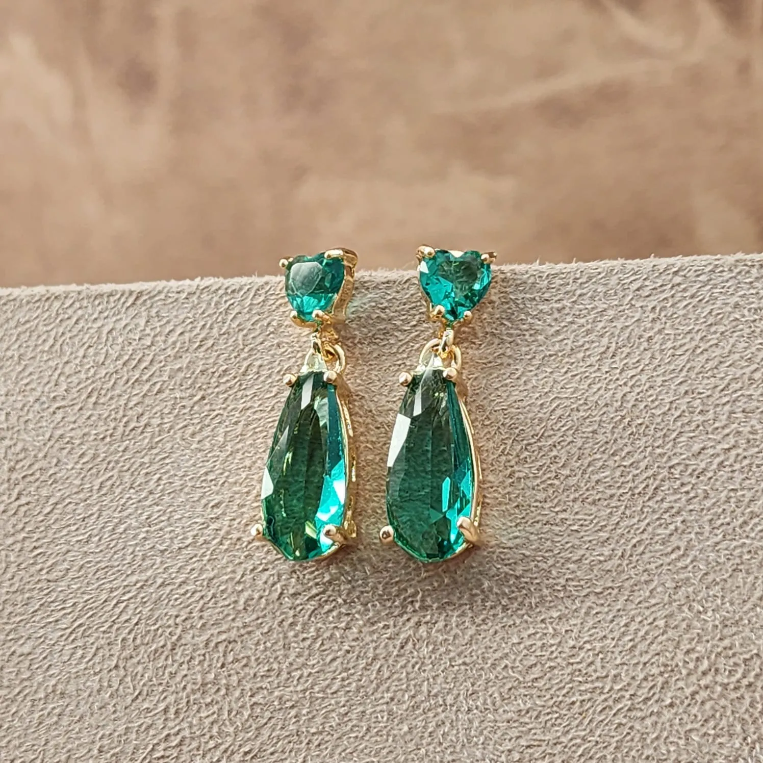 BRINCO DOURADO PEDRAS CORAÇÃO GOTA ESMERALDA
