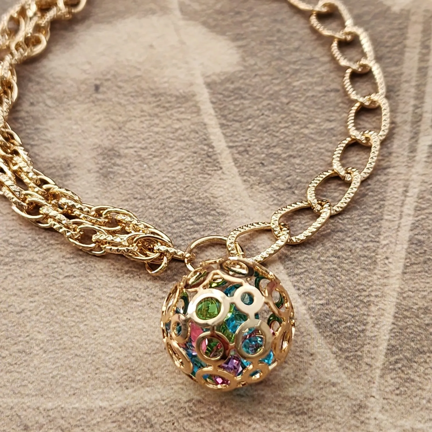 PULSEIRA ELOS COM PINGENTE PEDRAS
