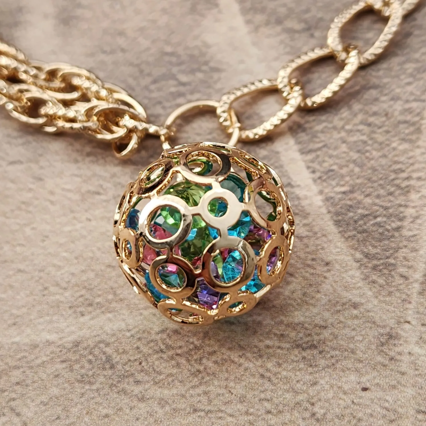 PULSEIRA ELOS COM PINGENTE PEDRAS