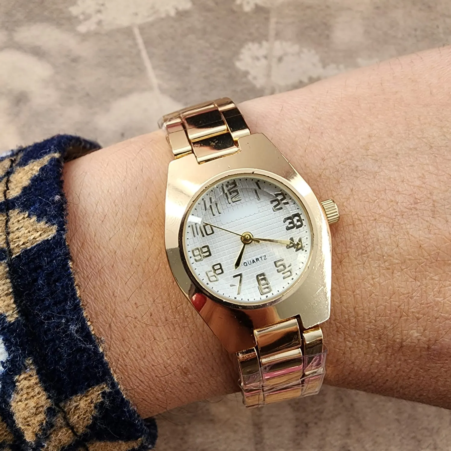 RELÓGIO DOURADO PULSEIRA METAL FUNDO PRATA