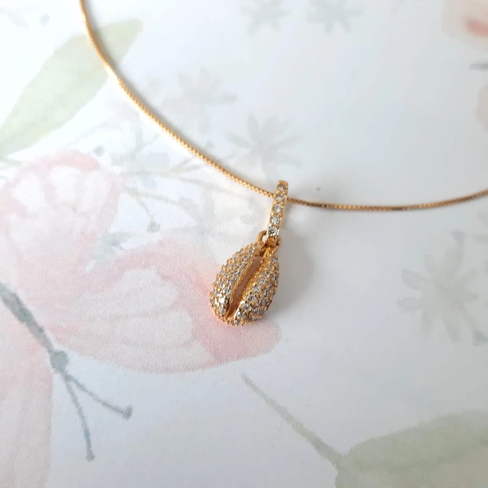 COLAR DOURADO PINGENTE BÚZIOS CRAVEJADO MICROZIRCÔNIAS CRISTAL