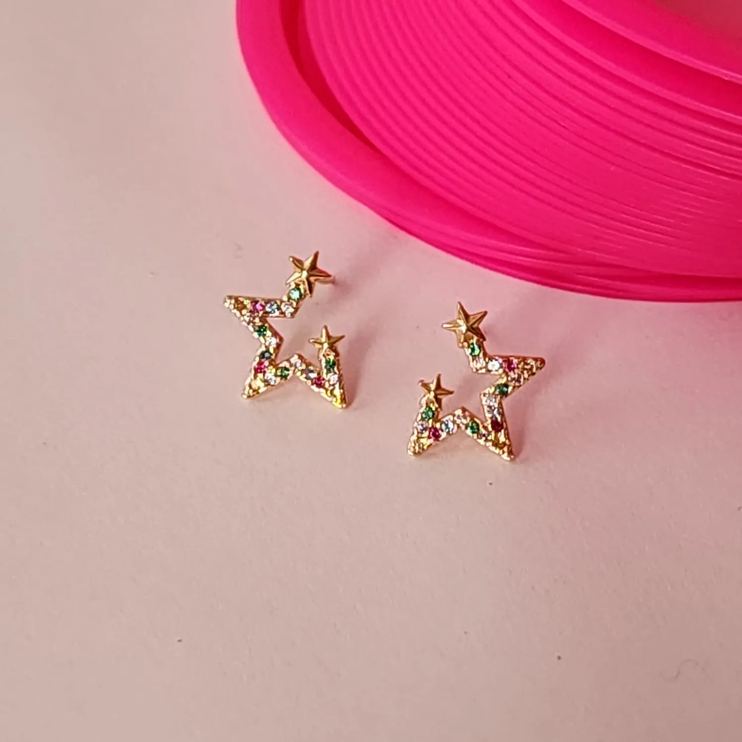 BRINCO ESTRELA CRAVEJADO MICROZIRCÔNIAS COLORIDAS