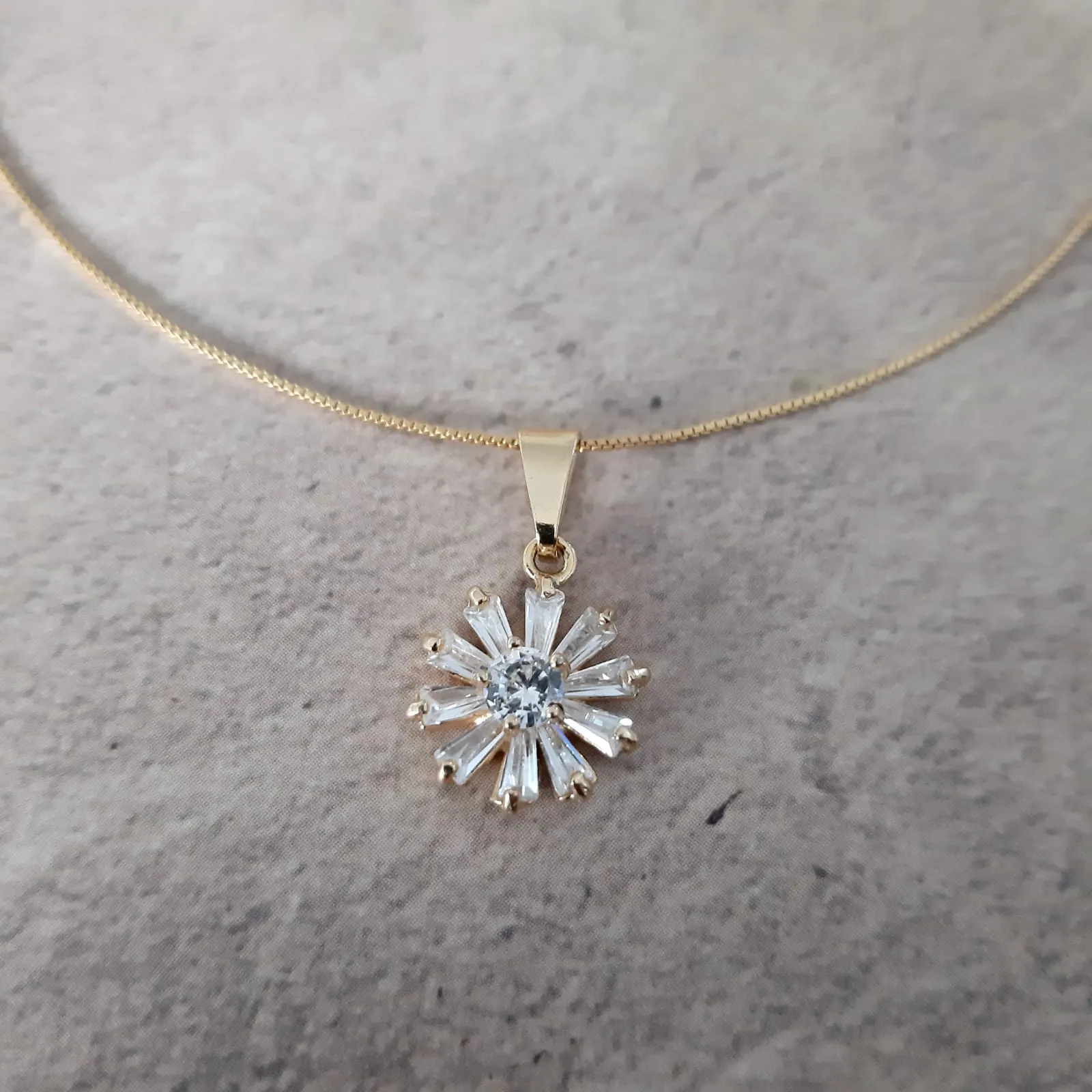 COLAR COM PINGENTE DOURADO FLOR ZIRCÔNIAS CRISTAL