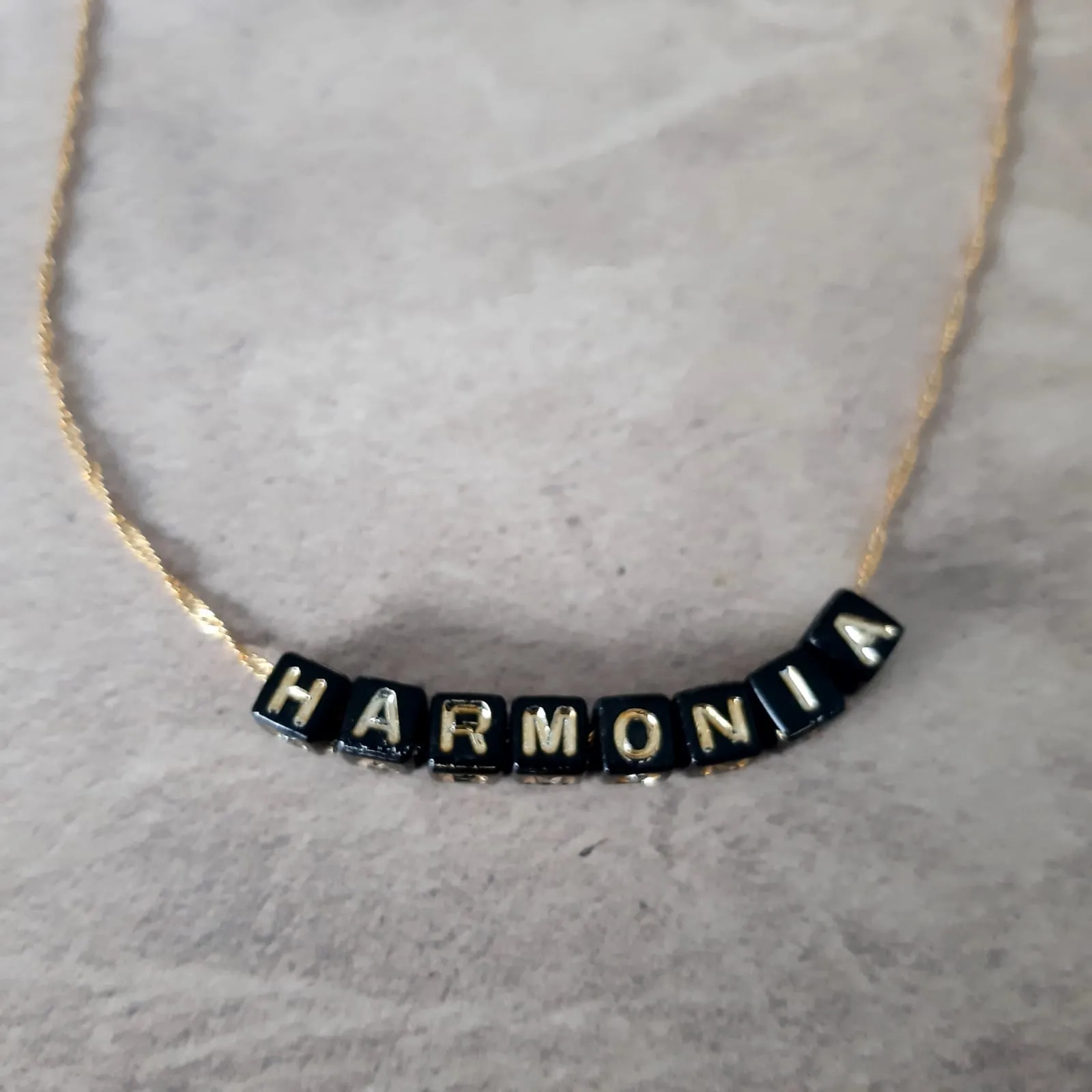 COLAR CORRENTE SINGAPURA COM LETRAS PRETAS HARMONIA