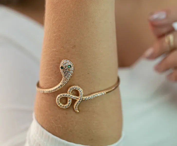 BRACELETE COBRA CRAVEJADA EM ZIRCÔNIAS