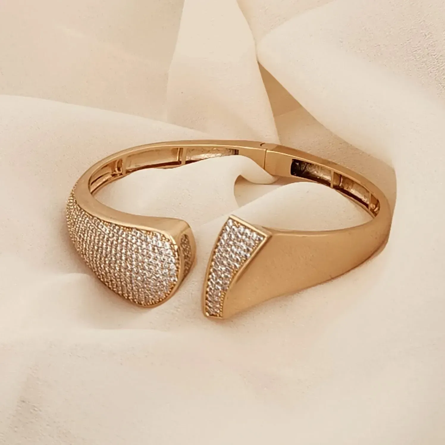 BRACELETE DOURADO CRAVEJADO COM MICROZIRCÔNIAS CRISTAL