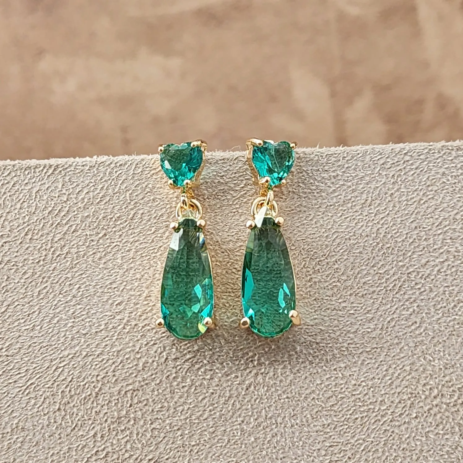 BRINCO DOURADO PEDRAS CORAÇÃO GOTA ESMERALDA