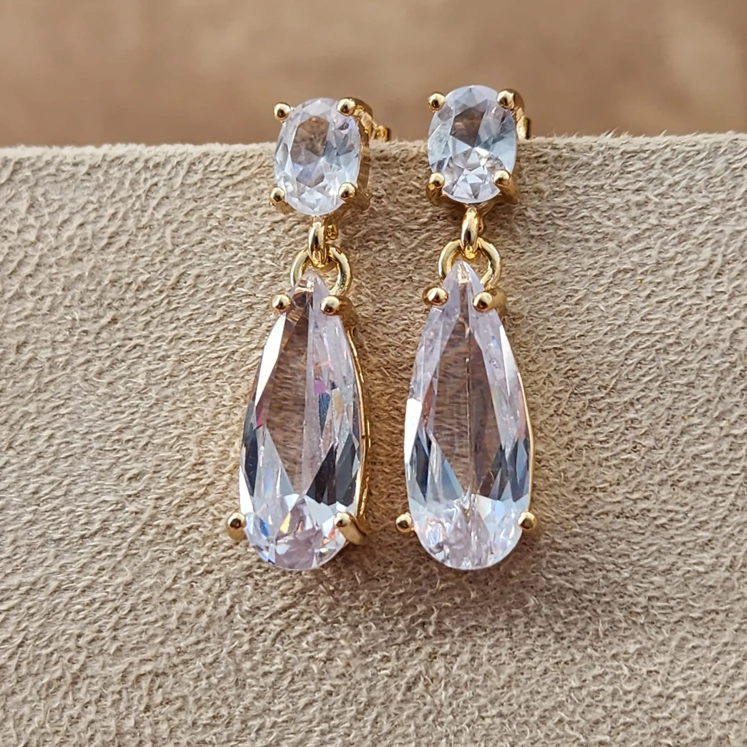 BRINCO DOURADO PEDRAS GOTA CRISTAL