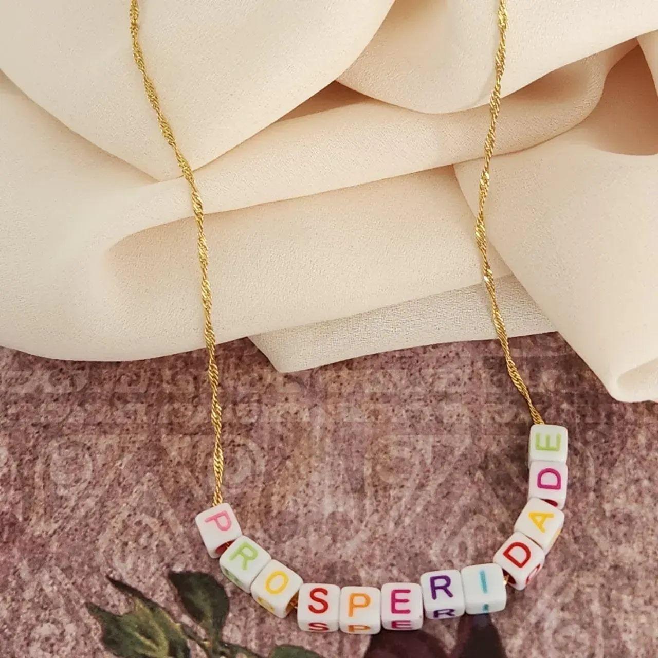 COLAR CORRENTE SINGAPURA COM LETRAS COLORIDAS PROSPERIDADE