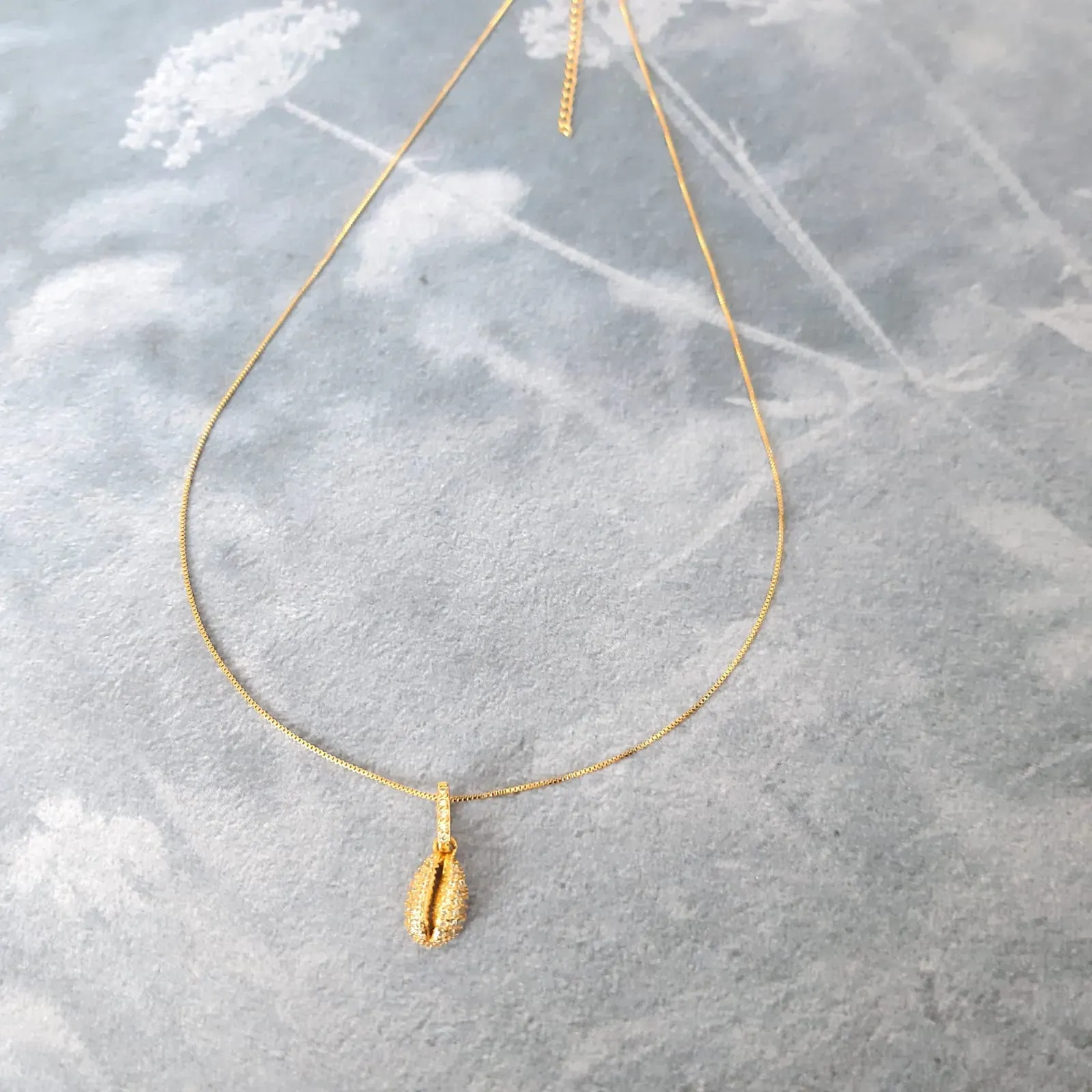 COLAR DOURADO PINGENTE BÚZIOS CRAVEJADO MICROZIRCÔNIAS CRISTAL