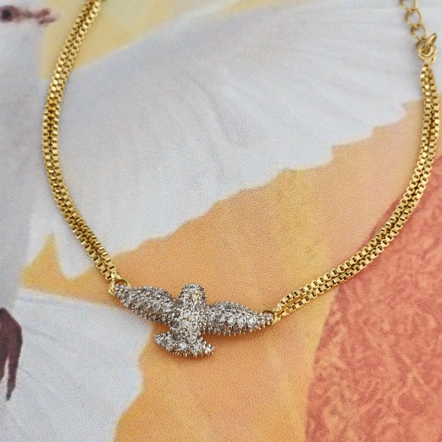 PULSEIRA DOURADA FIO DUPLO DIVINO ESPÍRITO SANTO CRAVEJADO MICROZIRCÔNIAS CRISTAL