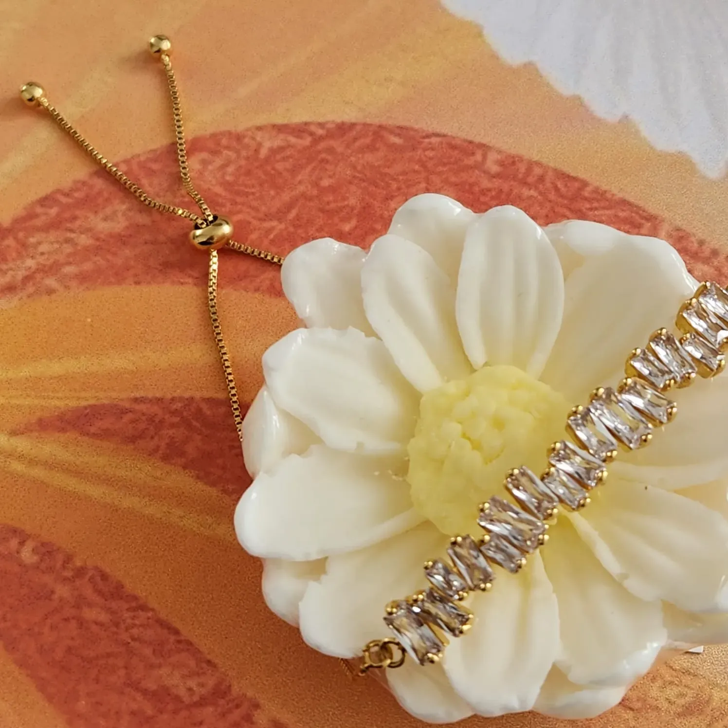 PULSEIRA DOURADA SHAMBALA CRAVEJADA EM NAVETE
