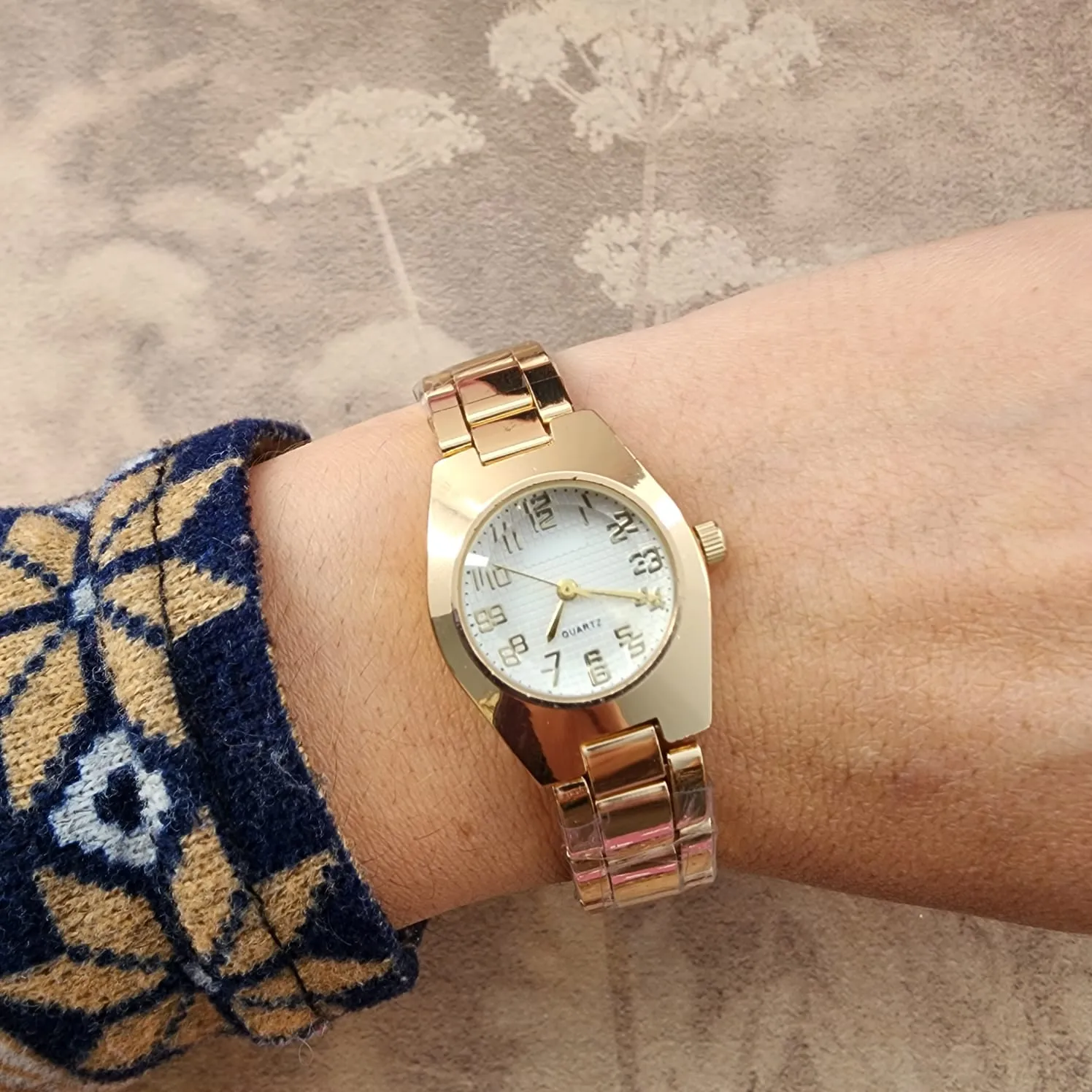 RELÓGIO DOURADO PULSEIRA METAL FUNDO PRATA