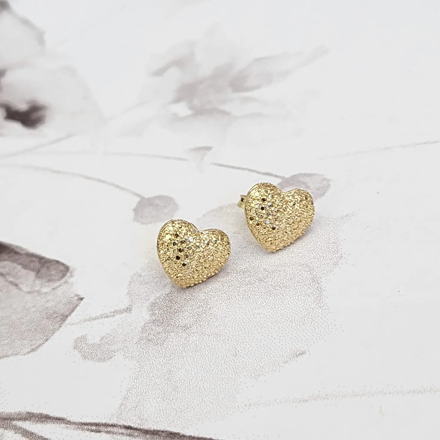 BRINCO CORAÇÃO DETALHADO DOURADO