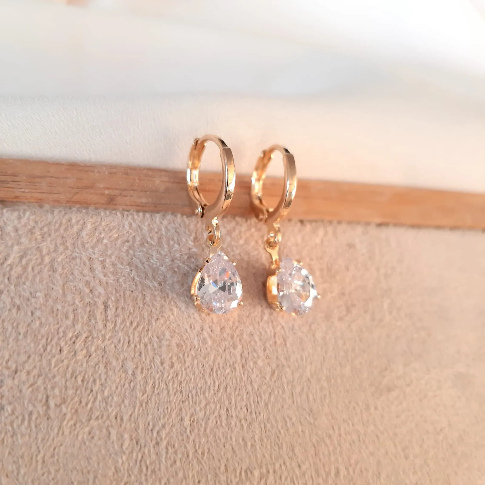 ARGOLINHA DOURADA PINGENTE GOTA CRISTAL