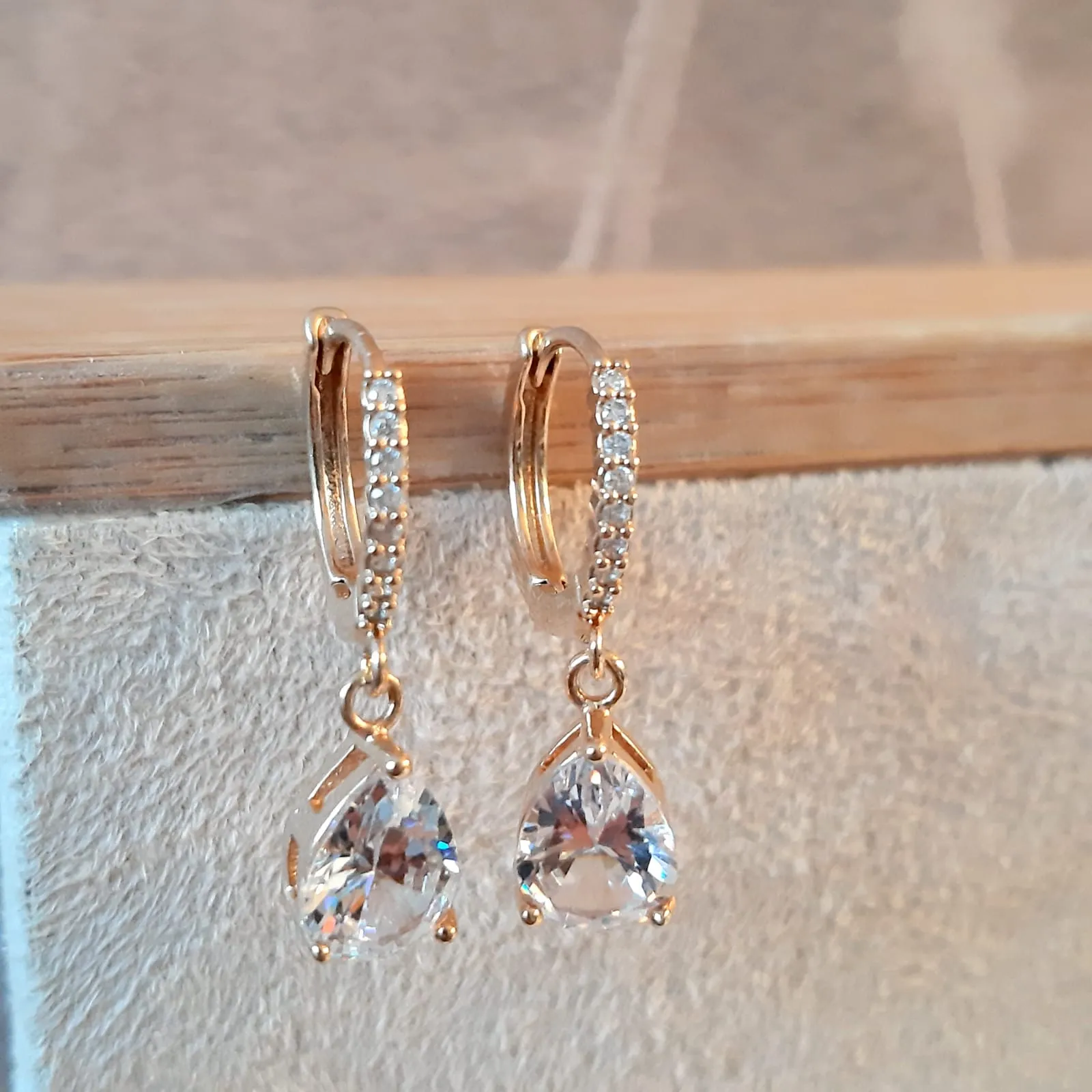 ARGOLINHA DOURADA GOTA ZIRCÔNIA CRISTAL CRAVEJADA EM MICROZIRCÔNIAS CRISTAL