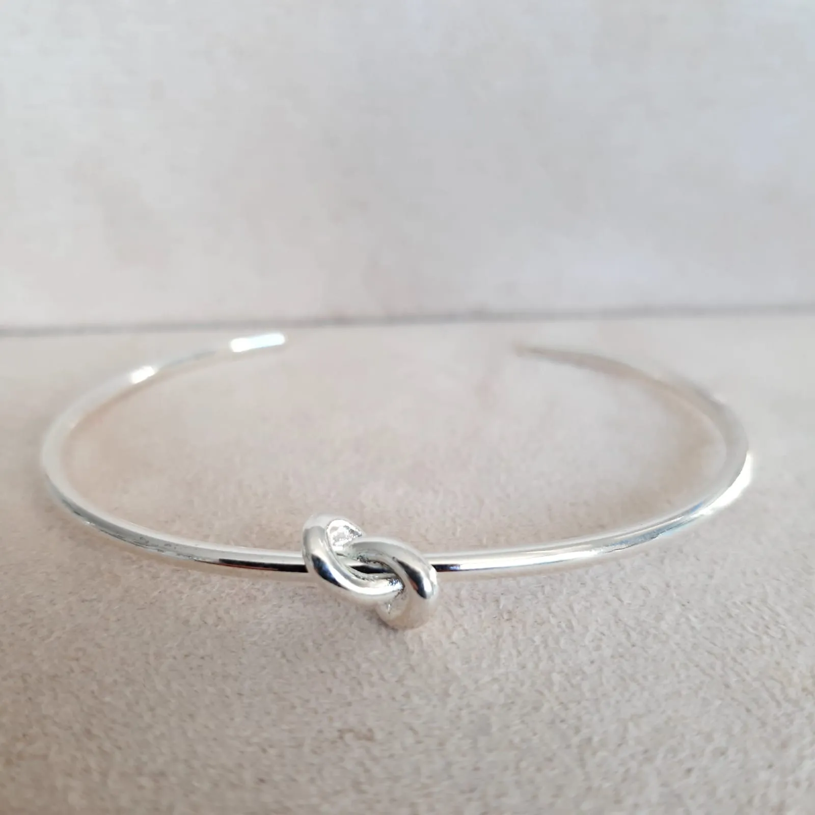 BRACELETE BANHO PRATA DETALHE NÓ