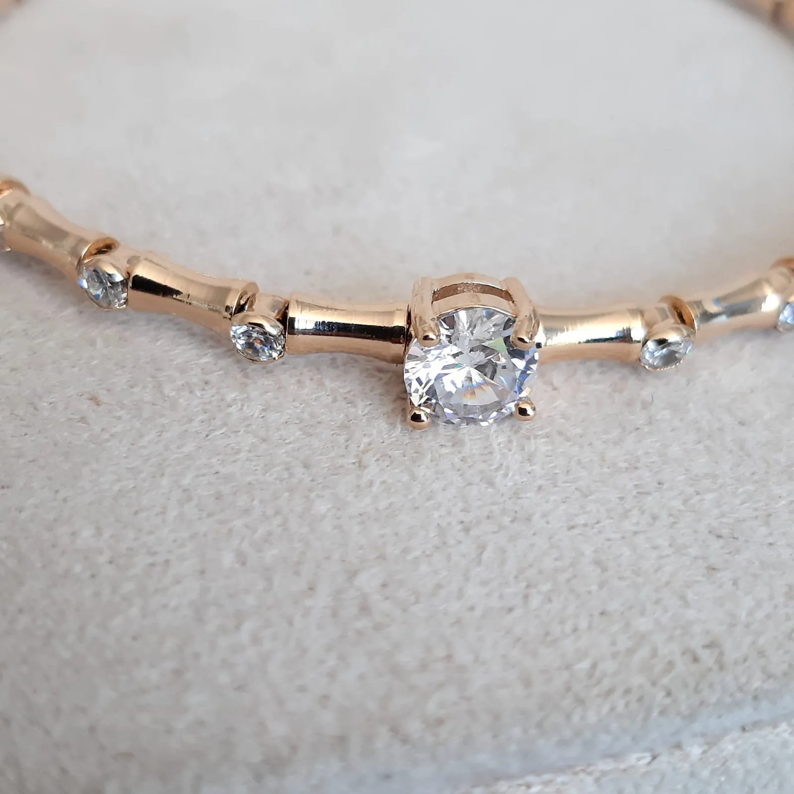 BRACELETE CRAVEJADO EM MICROZIRCÔNIAS CRISTAIS DETALHE ZIRCÔNIA CRISTAL