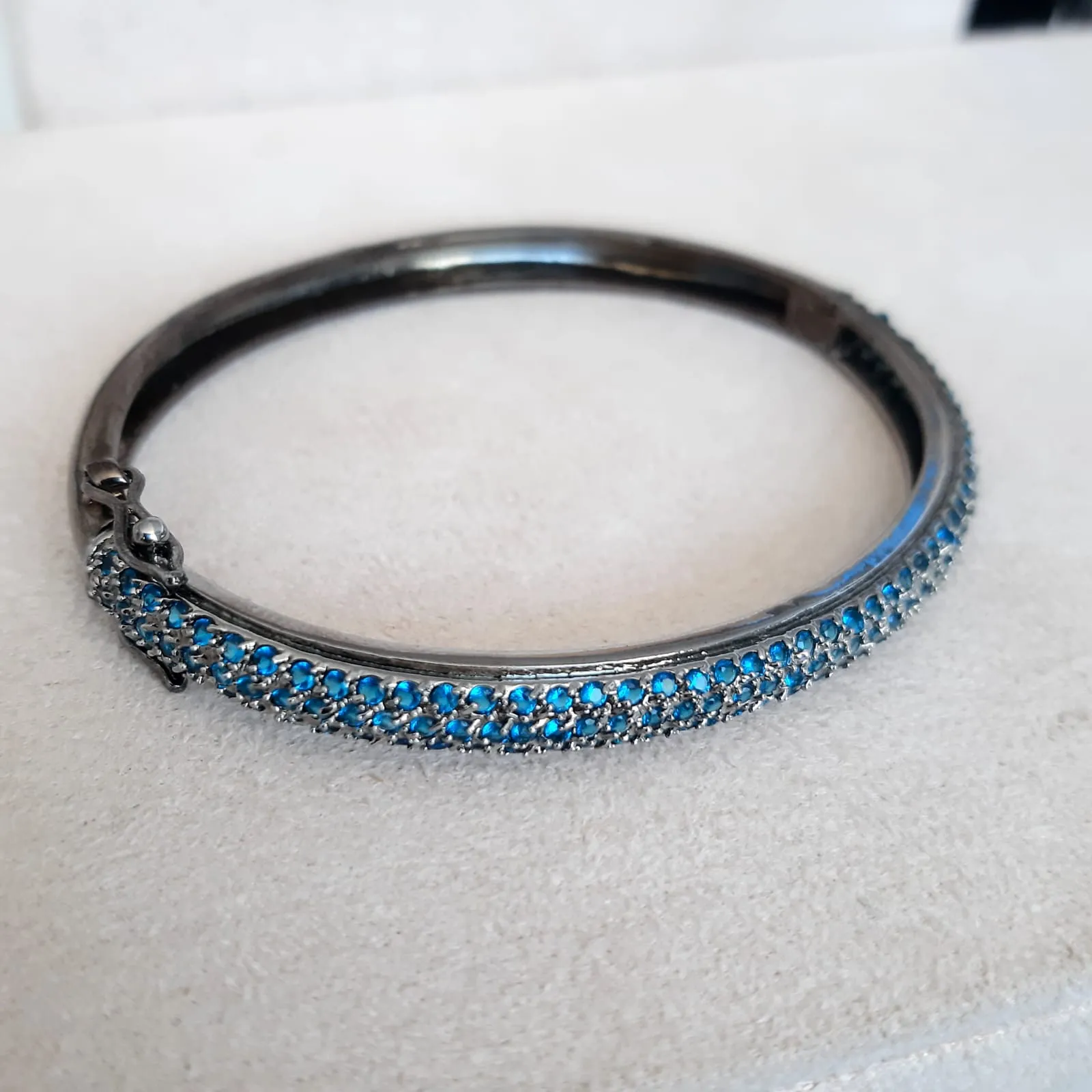 BRACELETE RÓDIO NEGRO CRAVEJADO MICROZIRCÔNIAS AZUIS