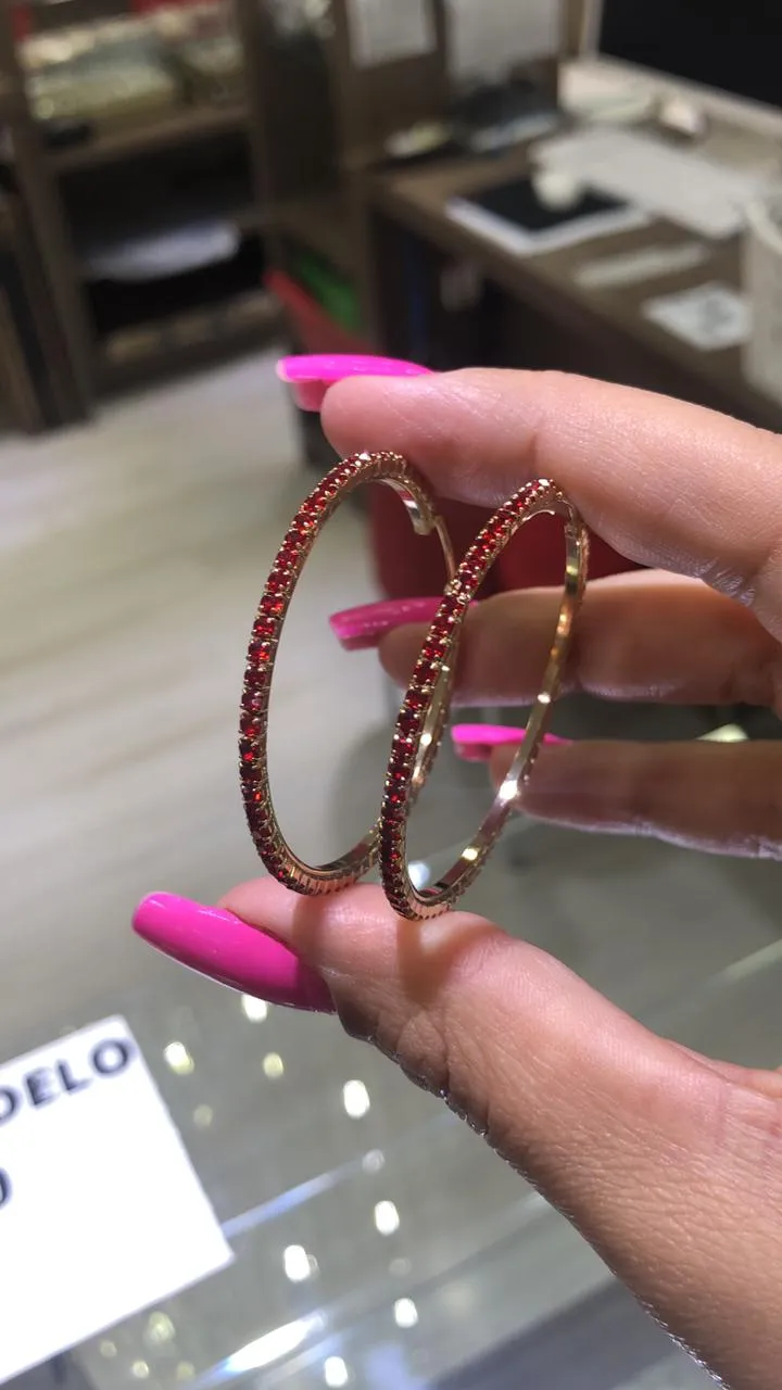 ARGOLA DOURADA CRAVEJADA MICROZIRCÔNIAS RUBI
