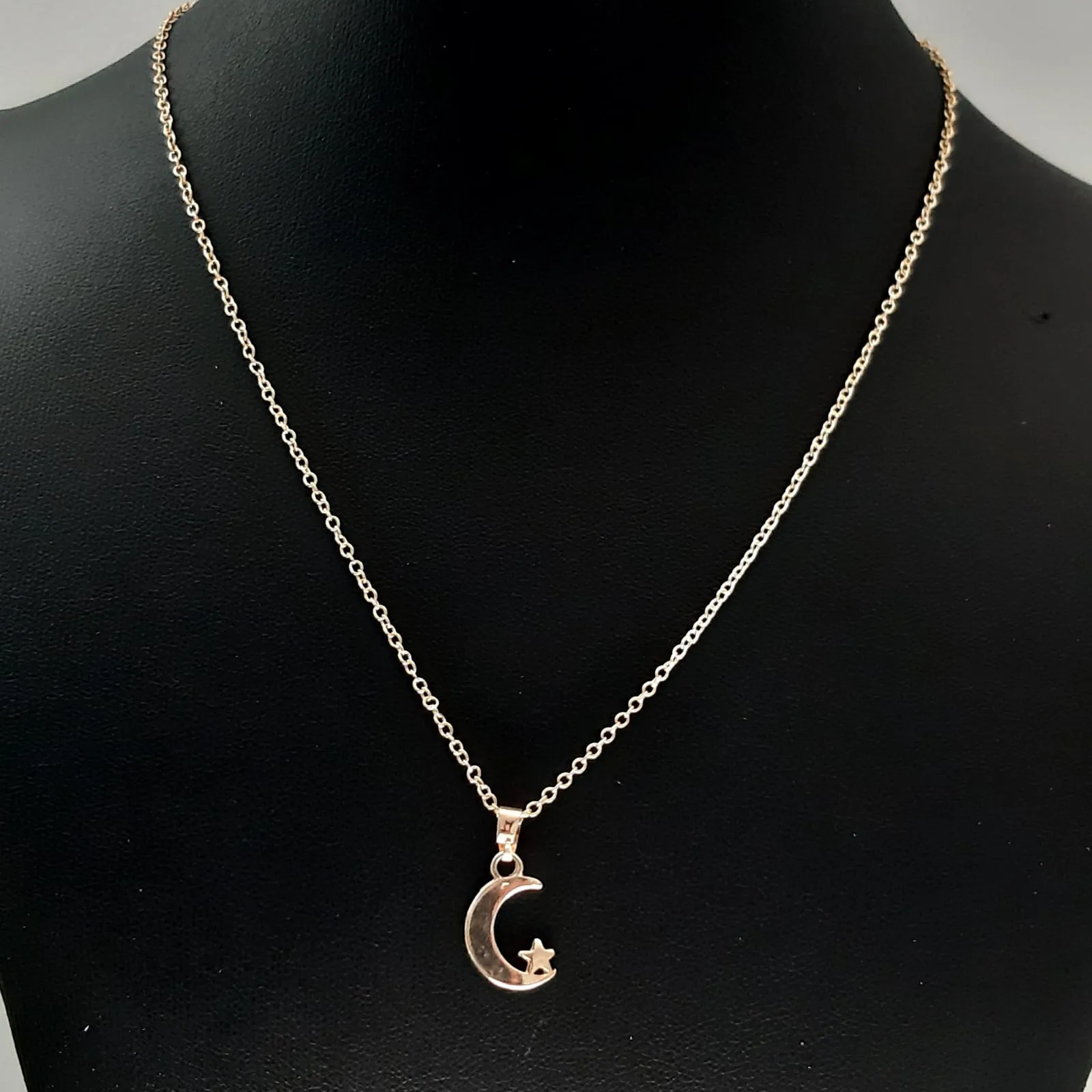 COLAR DOURADO LUA COM DETALHE ESTRELA
