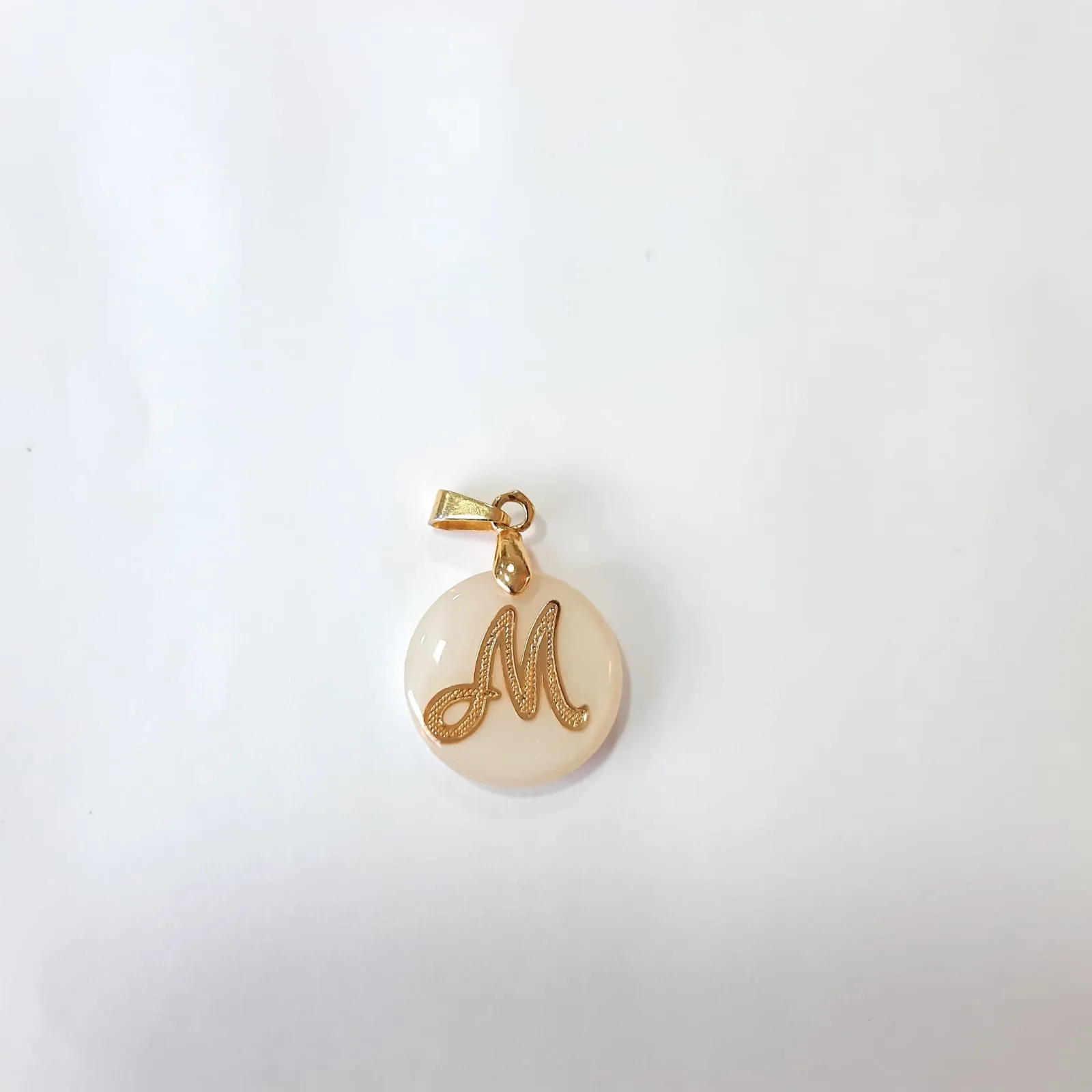PINGENTE DOURADO MADREPÉROLA LETRA M