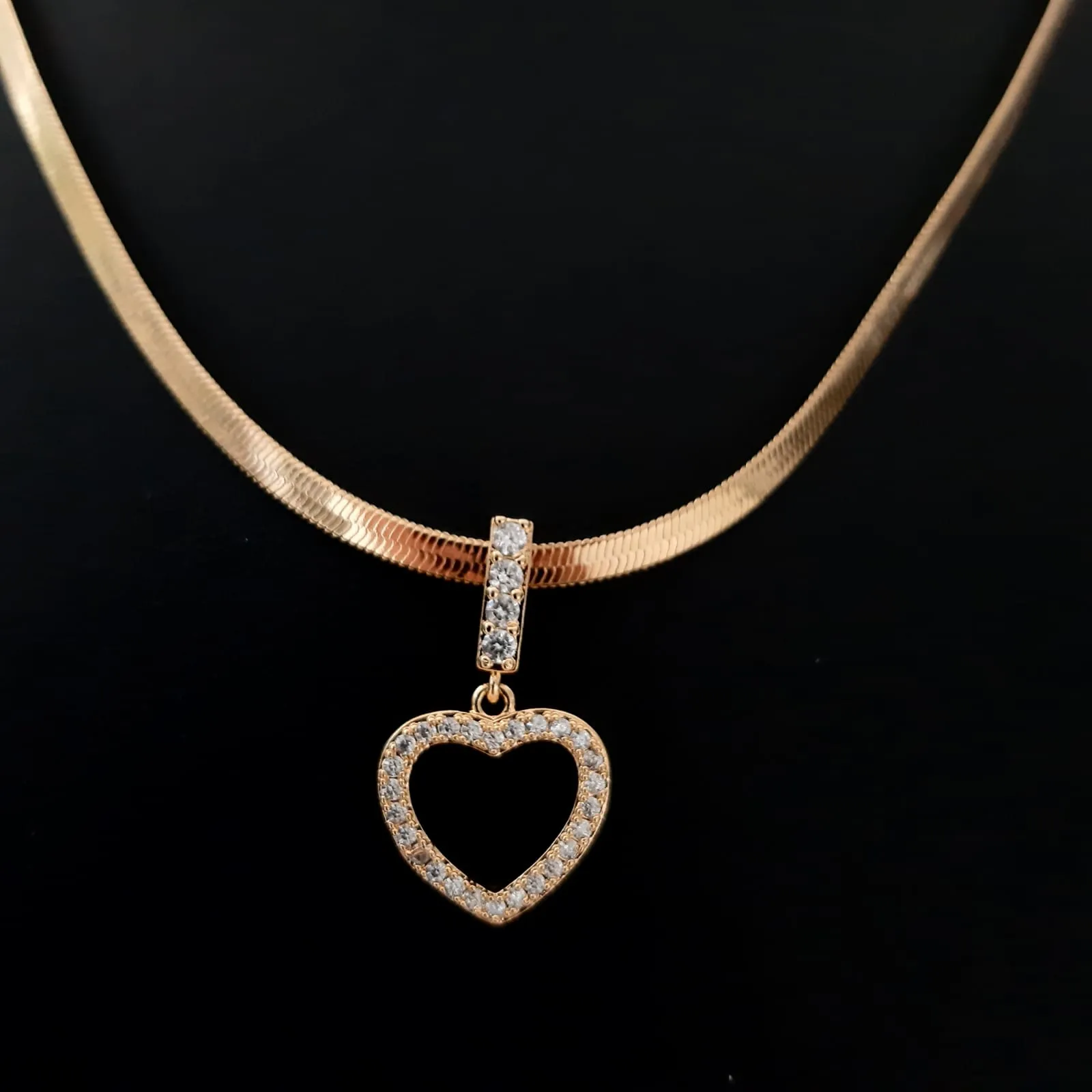 COLAR DOURADO FITA CORAÇÃO MICROZIRCÔNIAS CRISTAL