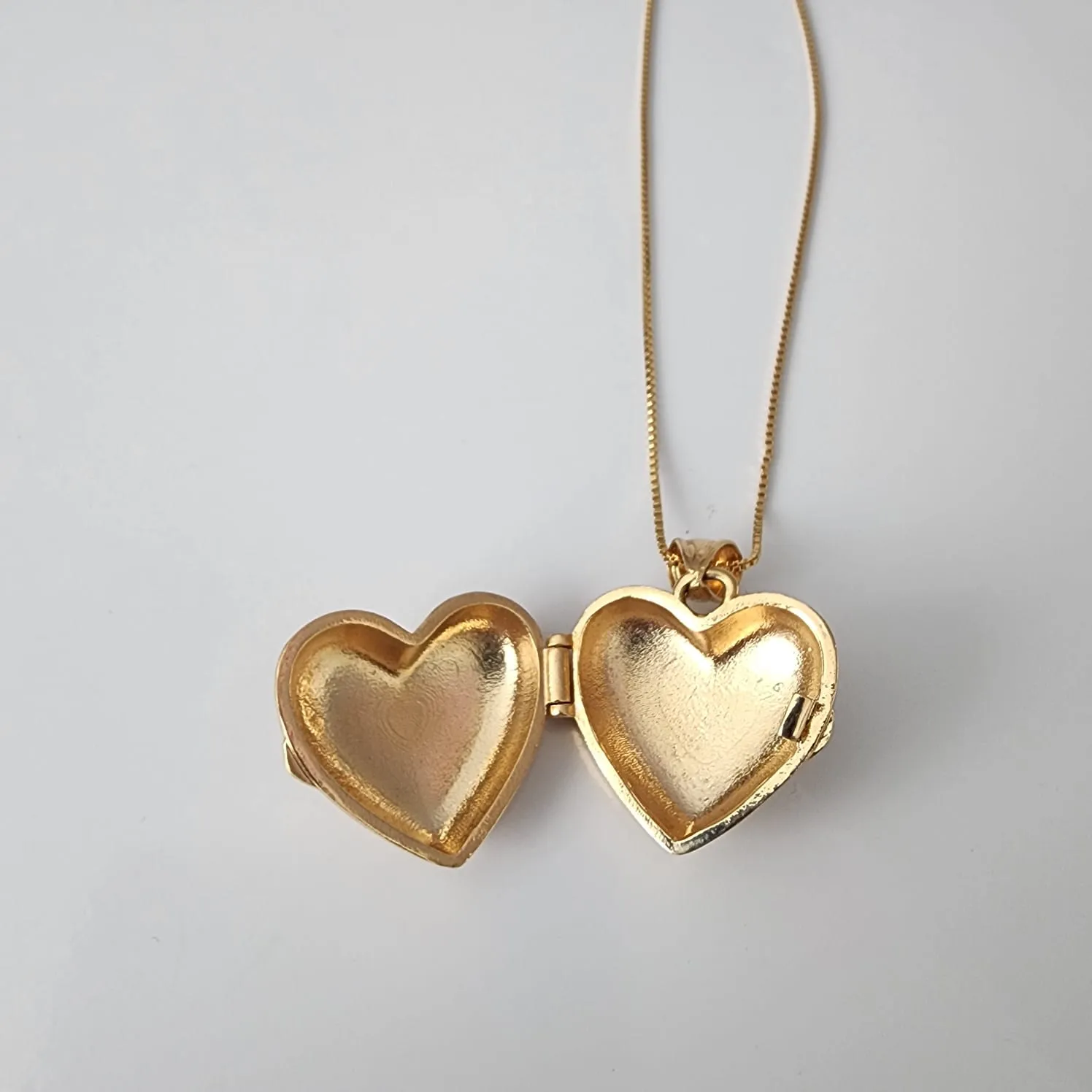 COLAR DOURADO CORAÇÃO RELICÁRIO