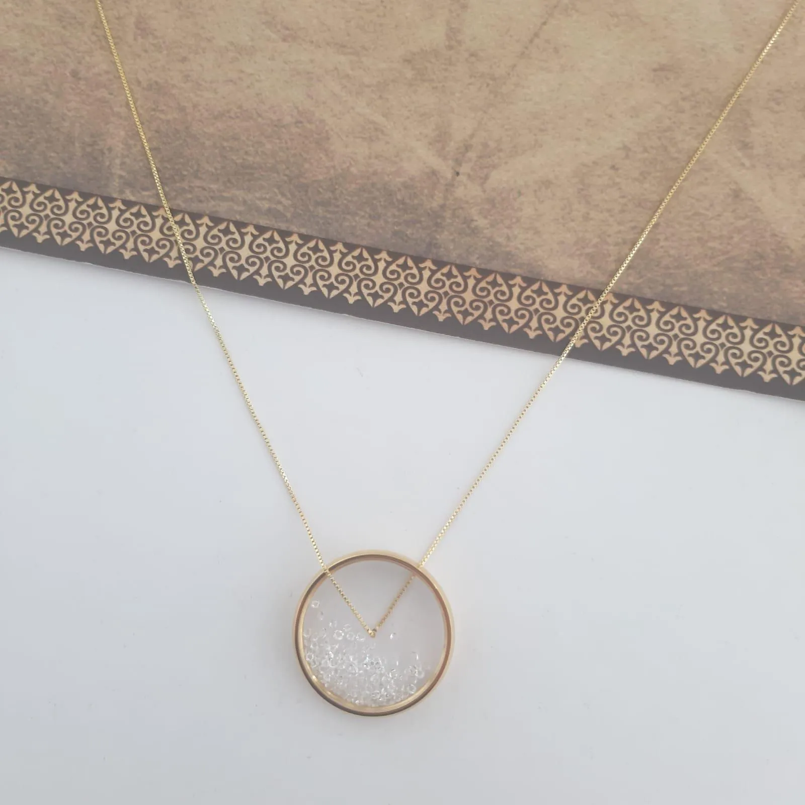 COLAR DOURADO PINGENTE RELICÁRIO CRISTAIS MÉDIO