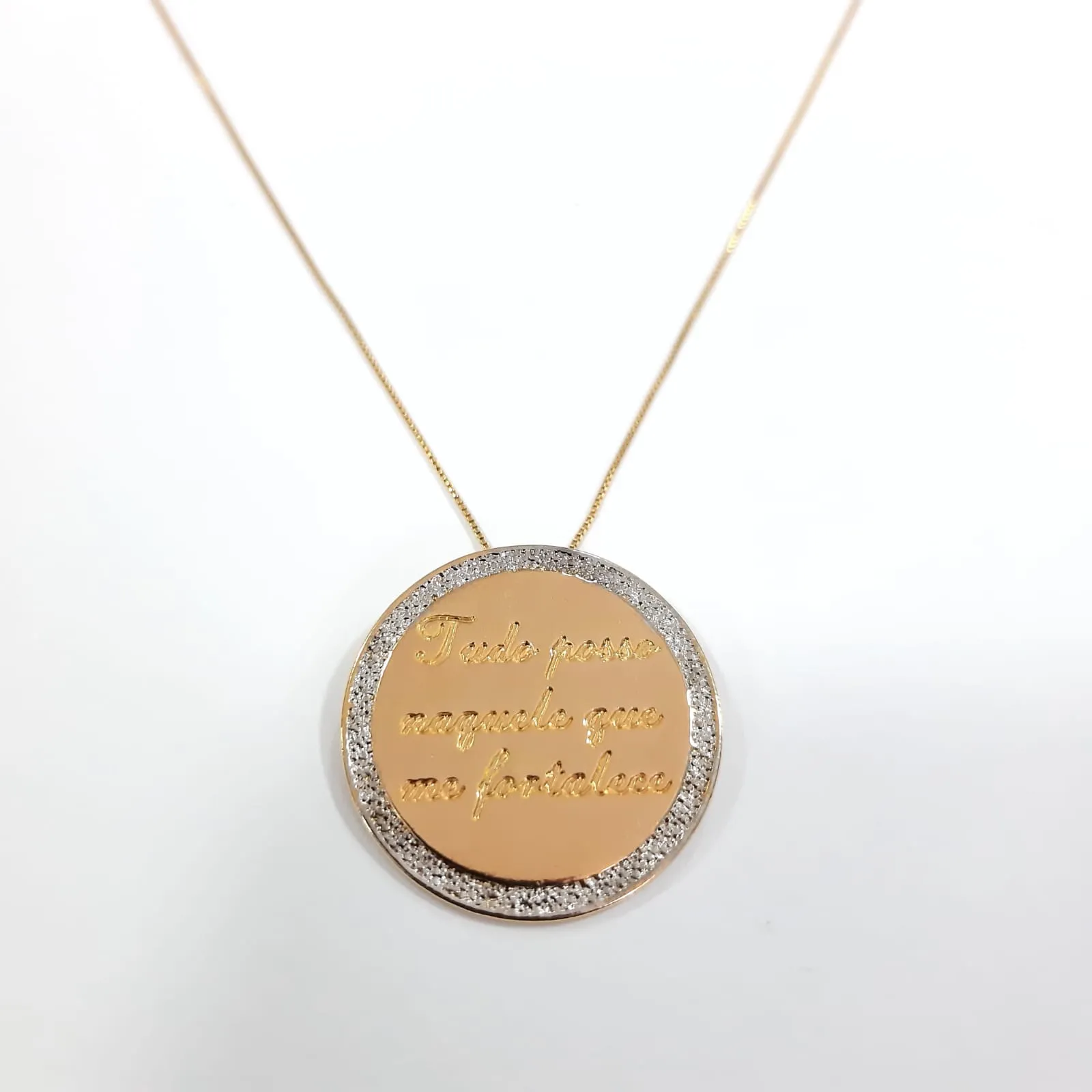 COLAR DOURADO COM MEDALHA TUDO POSSO NAQUELE QUE ME FORTALECE