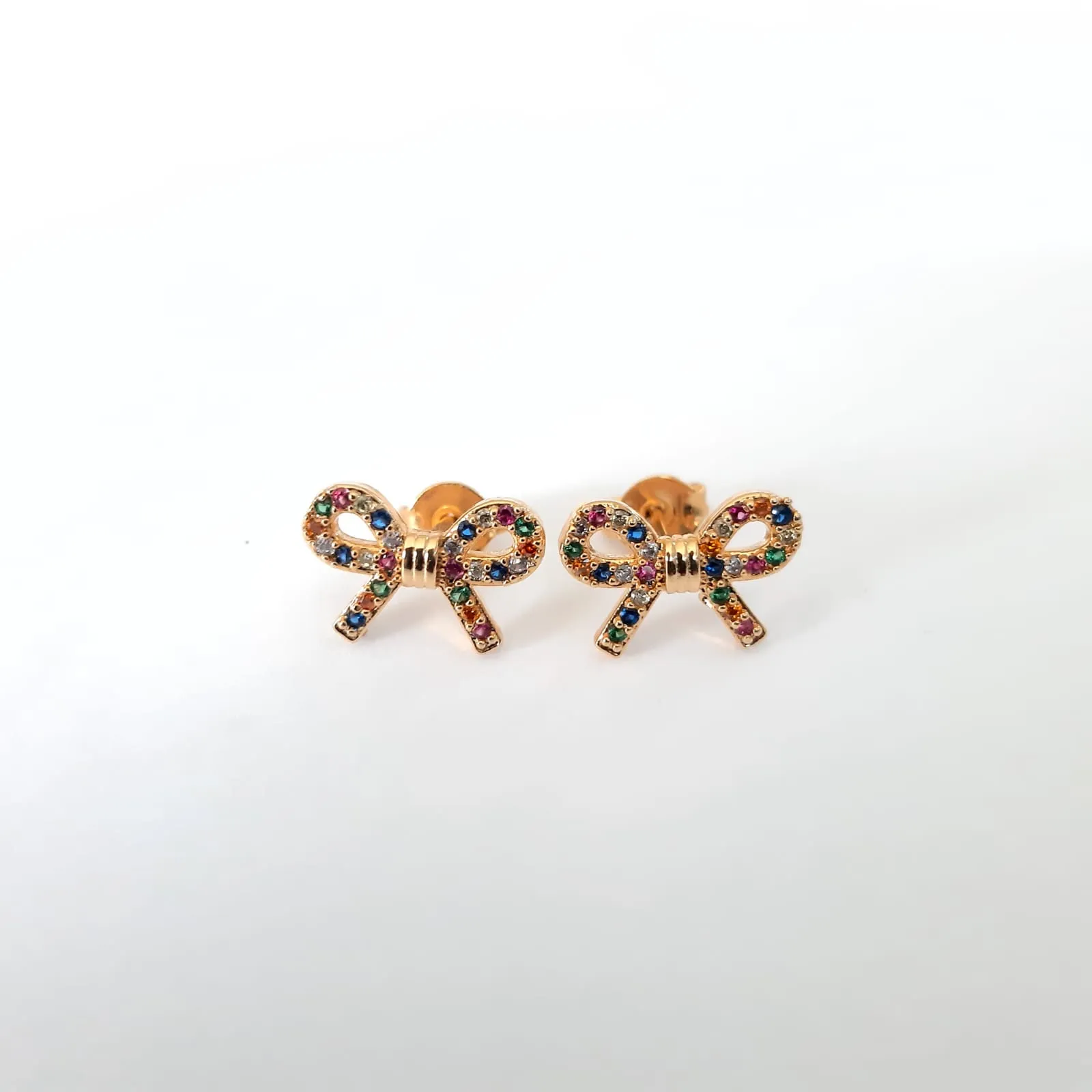 BRINCO DOURADO LAÇO CRAVEJADO EM MICROZIRCÔNIAS MULTICOLORIDAS