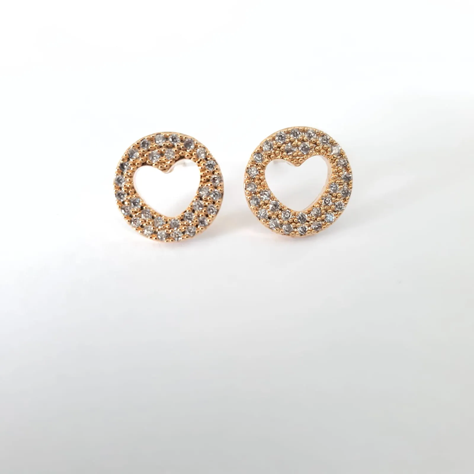 BRINCO DOURADO CORAÇÃO CRAVEJADO EM MICROZIRCÔNIAS CRISTAL