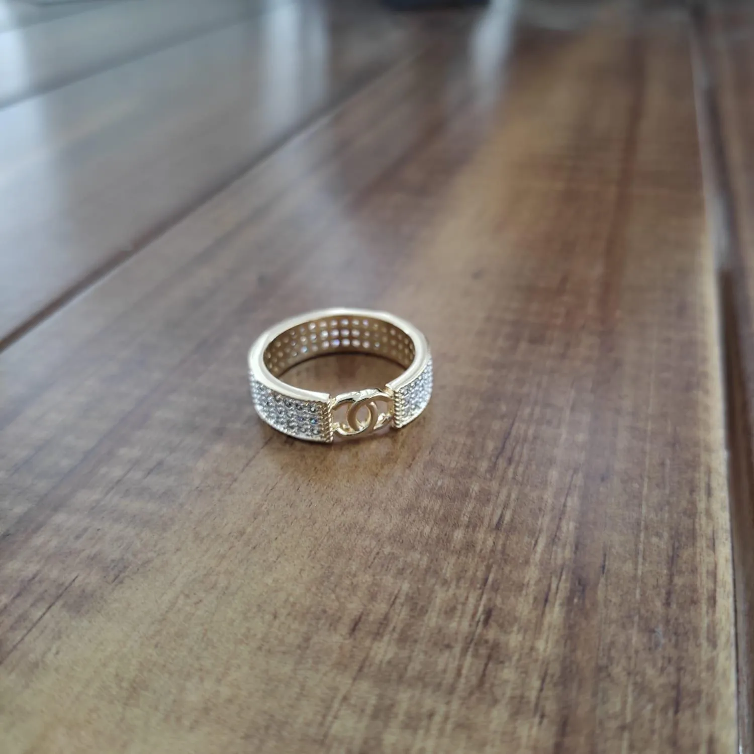 ANEL DOURADO FILEIRA TRIPLA CRAVEJADA EM MICROZIRCÔNIAS CRISTAL
